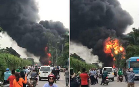 Clip: Cháy ngùn ngụt cạnh đại lộ Thăng Long, khói đen cuồn cuộn kín trời