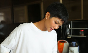 H'Hen Niê vừa nấu ăn vừa nhún nhảy theo nhạc Sơn Tùng M-TP