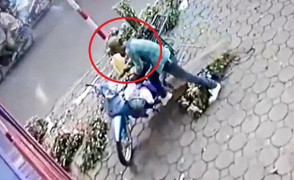 Clip: Thanh niên rình rập, trộm xe máy của cô bán hoa nhanh như chớp