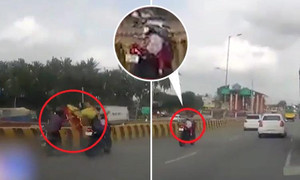 Clip: Bố mẹ văng xuống đất sau tai nạn, con nhỏ vẫn ngồi trên xe máy phóng vun vút