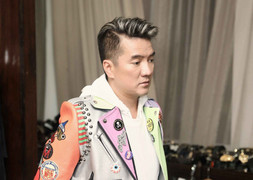 Ngạc nhiên với sự trẻ trung của Đàm Vĩnh Hưng trong loạt trang phục hàng hiệu