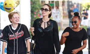 2 con gái vẫn xuất hiện vui vẻ bên Angelina Jolie giữa tin đồn bị mẹ ngăn cản gặp bố