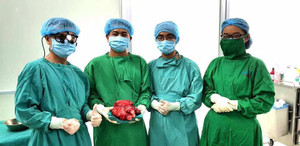 Bệnh viện cấp quận đầu tiên phẫu thuật thành công khối u khổng lồ ngoạn mục