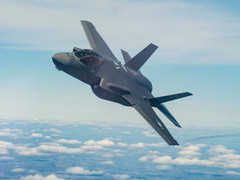 Tiêm kích F-35 gặp sự cố, đỗ bằng mũi trên đường băng sau khi hạ cánh khẩn cấp