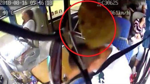 Clip: Bị đá rơi vào người gãy 4 xương sườn, tài xế nén đau cứu mạng 14 hành khách