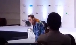 Bất ngờ bị hụt chân khi đi catwalk, Thanh Hằng có cách xử lý rất chuyên nghiệp