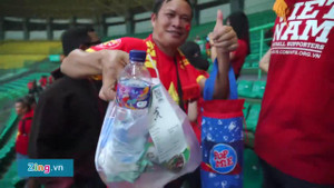 Clip: Học tập người Nhật, CĐV Việt Nam nhặt rác sau trận thắng Bahrain