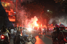 Video: CĐV đốt pháo sáng chạy khắp phố Hà Nội mừng chiến thắng Olympic Việt Nam