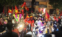 Video: Người Hà Nội ăn mừng chiến thắng Olympic Việt Nam tới 1h sáng