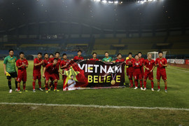 Hình ảnh xúc động sau trận thắng lịch sử của Olympic Việt Nam tại ASIAD 18