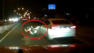 Clip: Xe máy tạt đầu ô tô, sang đường nghênh ngang và cái kết đắng
