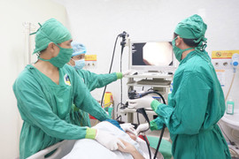 Nuốt phải răng giả, bệnh nhân bị thủng đại tràng