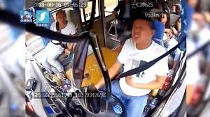 Video: Đá từ trên núi lăn xuống, xuyên thủng kính xe buýt, đập trúng tài xế