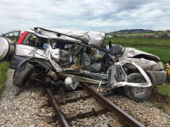 Tai nạn kinh hoàng ngày Rằm tháng 7: Ô tô bị tàu hoả đâm nát bét, 4 người thương vong