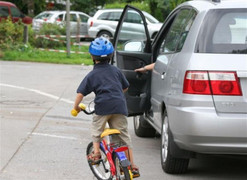 Mở cửa ô tô thiếu quan sát, tài xế khiến một học sinh ở Đà Nẵng bị thương