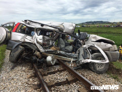 Hiện trường ô tô bị tàu hoả đâm nát bét, 4 người thương vong ở Nghệ An