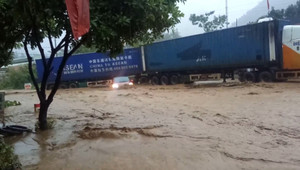 Video: Tài xế container nhanh trí lái xe chắn ô tô đang bị lũ cuốn trôi ở Sơn La