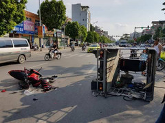 Tông phải xe ba gác đang sang đường, nam thanh niên nhập viện cấp cứu