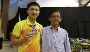 Video: Nghe điện thoại của mẹ, võ sĩ Việt Nam quên đau đớn, hớn hở khoe chiến công