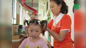 Mẹ buộc quá nhiều dây chun, bé gái rụng tóc, trầy da đầu