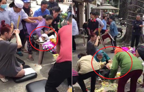 Clip: Gia chủ chưa thắp hương xong, 'cô hồn sống' đã lao vào cướp đồ cúng