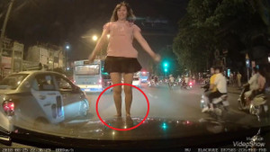 Clip: Phụ nữ mặc váy ngắn nhảy phóc lên đầu ô tô khiến tài xế thất kinh