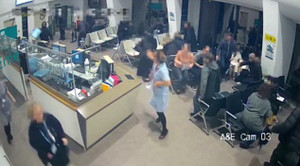 Video: Nữ y tá đối mặt với kẻ đâm dao giúp bệnh nhân có thời gian chạy thoát