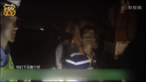 Sợ bị cảnh sát bắt vì chở quá tải, bố giấu 3 con trong bụi cỏ