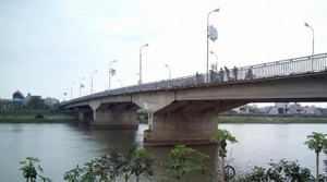 Tìm kiếm một phụ nữ nhảy cầu tự tử trong đêm ở Thái Bình