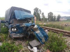 Xe tải va chạm tàu hỏa, tài xế và phụ xe nguy kịch