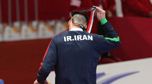 Bị xử ép, võ sĩ Iran cởi huy chương bỏ về, không thèm chụp ảnh lưu niệm