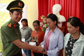 Món quà nghĩa tình của chiến sỹ An ninh tặng học sinh Yên Bái sau lũ