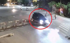 Clip: Ô tô điên lao như tên lửa, húc văng thanh chắn tàu ở Thanh Hóa