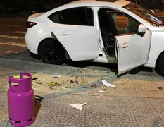 Bị đuổi khỏi quán bar, gã côn đồ đập phá ô tô, cướp xe máy của tài xế GrabBike