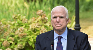 Vì sao Nhà Trắng soạn xong thông cáo ông McCain qua đời nhưng không công bố?