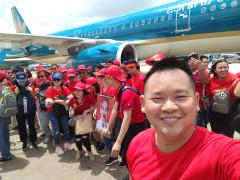 Cổ động viên hát Quốc ca trên chuyến bay sang Indonesia cổ vũ đội tuyển U23 Việt Nam