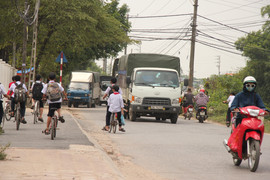 Tránh trạm BOT, xe tải chạy rầm rập trên đường làng, dân nơm nớp lo sợ