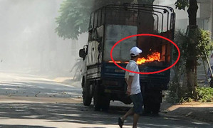 Clip: Xe tải cháy ngùn ngụt trên phố Hà Nội
