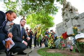 Đại sứ Mỹ tới hồ Trúc Bạch tưởng nhớ John McCain