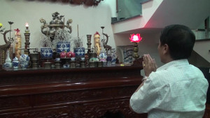 Video: Bố tiền vệ Quang Hải thắp hương, cầu nguyện cho U23 Việt Nam chiến thắng