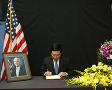 Phó Thủ tướng Phạm Bình Minh viếng Thượng nghị sỹ John McCain