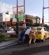 CSGT oằn lưng đẩy taxi chết máy, cộng đồng mạng không ngớt bình luận ngợi khen