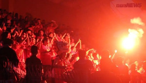 Clip: CĐV Hà Nội đốt pháo sáng, đội mưa quẩy tung sân Hàng Đẫy