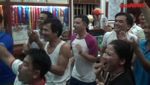 Clip: Mẹ tiền vệ Quang Hải vui sướng ăn mừng bàn thắng của U23 VN