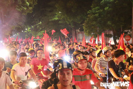 Clip: CĐV nhuộm đỏ đường phố, hừng hực ăn mừng chiến thắng lịch sử của Olympic Việt Nam