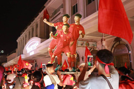 Khoảnh khắc hàng triệu cổ động viên reo hò ăn mừng chiến thắng lịch sử của U23 Việt Nam