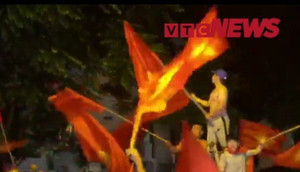 Video: Bắc thang ăn mừng 'chất như nước cất' giữa phố Hà Nội