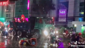 Clip: Dân nô nức đội mưa 'đi bão' ăn mừng Olympic Việt Nam chiến thắng