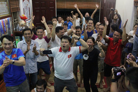 Gia đình Quang Hải, Bùi Tiến Dũng ăn mừng chiến thắng của U23 Việt Nam thế nào?