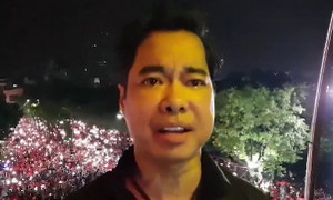 Ca sĩ Ngọc Sơn reo hò giữa hồ Gươm mừng Olympic Việt Nam vào bán kết Asiad